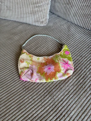 Embroidered vintage  Mini Bag Y2K Style  - Säljer en unik handväska med pärlbroderi i färgerna orange, rosa, grön och lila på en ljus botten. Perfekt accessoar för dig som vill ha något annorlunda och lekfullt.