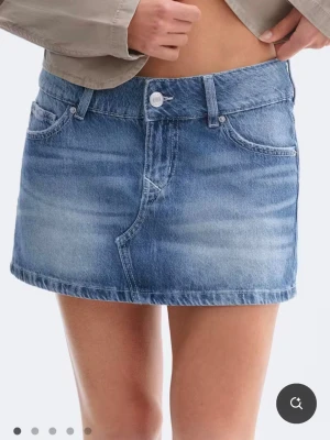 Blå jeanskjol i minilängd - Säjer ej! Intressekoll, om någon kan tänka sig att byta denna jeans kjol från gina till en storlek 36 för en 38 Min är då 38!