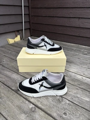  Axel Arigato skor - Säljer ett par Genesis Vintage Runner Sneakers i mycket fint skick.  Skorna är väl omhändertagna och ser i princip nya ut, med minimala tecken på användning. Nypris är cirka 2 900 kr, och jag säljer dem för 1 600 kr – ett riktigt bra pris för ett par kvalitetsskor i så fint skick.  Perfekt för dig som vill ha ett par stilrena och bekväma sneakers till ett betydligt lägre pris än i butik.  Nypris: 2 900 kr Mitt pris: 1 600 kr Skick: Mycket fint, nästan som nya