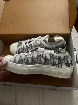 Sneakers  - Säljer ett par snygga sneakers. Va lite för stora för mig som har strl 40 men funkar om man har en extra sula i. Inte äkta!