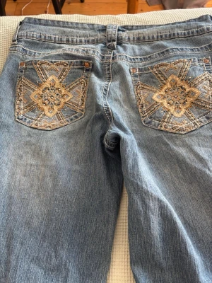 Blå bootcut jeans med broderade fickor - Så snygga jeans köpta på depart a mental 🩷köpta för 1000🩷bootcut lågmidjade 