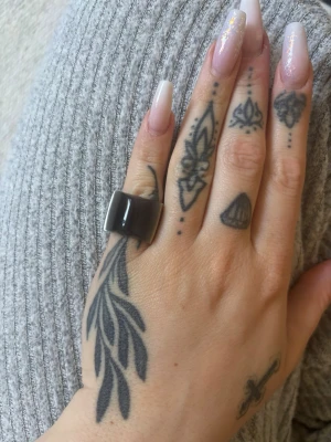 Bred silverring från Calvin Klein - Säljer en bred och chunky ring i silverfärgat metall från Ck. Ringen har en modern, fyrkantig form och en blank finish som ger ett stilrent intryck. Perfekt för dig som gillar statement-smycken och vill addera något extra till din look🌸