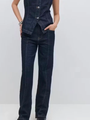 Mörkblå raka jeans med söm - Säljer ett par mörkblå jeans med raka ben och markerade pressveck framtill från Gina tricot.  Fint till sitt set eller separat, modellen är en mid waist och stel 38 men är en större S