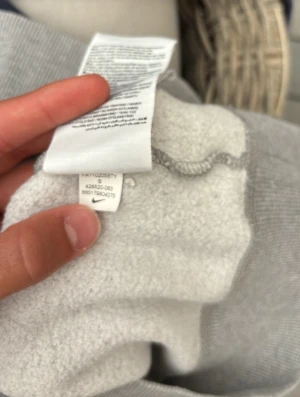 Grå hoodie i bomull och polyester - Säljer en klassisk grå hoodie från Nike i storlek S. Hoodien är tillverkad av 80% bomull och 20% polyester, vilket gör den både mjuk och bekväm. Perfekt för en avslappnad stil och har en huva för extra komfort.