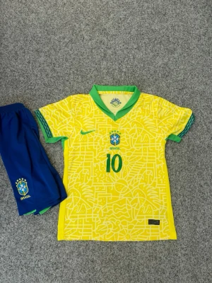 Brasilien fotbollströja | XXS - Neymar - Brasilien Tröja | Storlek: 26 motsvarar xxs - Passar ungefär runt 150-165 | Aldrig använd bara testad inprincip! Hör av er vid frågor😊