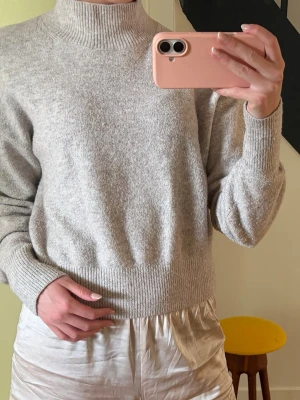 Beige tröja med hög krage  - En fin ljus beige stickad tröja med hög krage från & Other Stories i storlek XS. Köpt för många år sedan och använd en del men fortfarande i väldigt bra skick 🫶