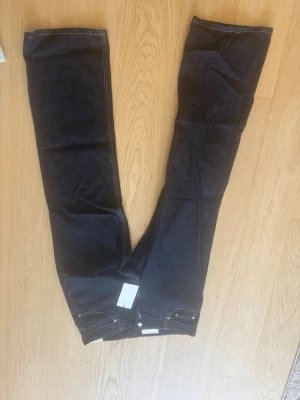 Mörkblå raka jeans - Snygga mörkblå jeans med rak passform och klassisk femficksdesign. Jeansen har kontrastsömmar och är tillverkade i ett kraftigt denimtyg. Perfekta för dig som gillar en tidlös och clean look.