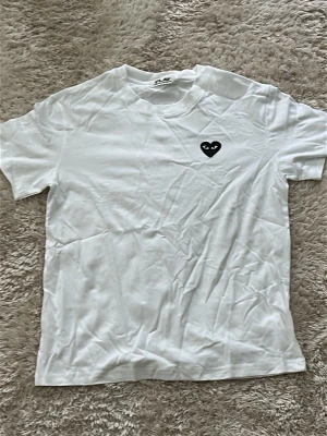 Vit Comme des Garçons Play t-shirt - Helt oanvänd, storlek S