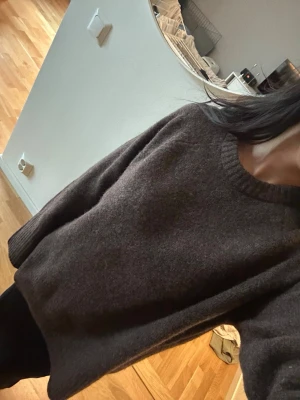 Brun oversized stickad tröja - en oversize stickad tröja från Nelly, aldrig använd storlek XXS men väldigt stor ändå! 