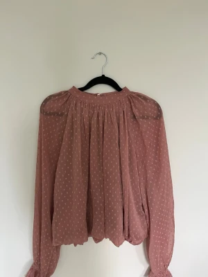 Rosa prickiga blus  - Jätte söt blus från NAKD. Säljer då den ej kommer till användning lägre. Har använts ett fåtal gånger, fint skick!
