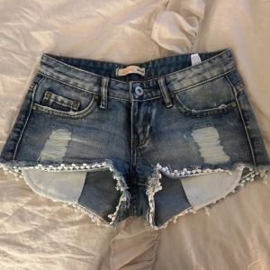 Trendiga lågmidjade shorts, spetsdetaljer, xxs - Sjukttt snygga jeanshorts, lågmidjade, köpt på Vinted men passade inte. Inga defekter! Perfekt nu till sommaren🌸✨ midjemått: 35cm