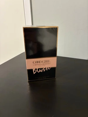 Good Girl Blush parfym från Carolina Herrera - Det går att beställa 30 ml och 10 ml vid intresse, vid köp av fler parfymer får man paketpris