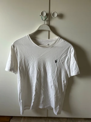 Vit t-shirt från Ralph Lauren - Klassisk vit t-shirt från Ralph Lauren. Inga defekter, tröjan är bara skrynklig.