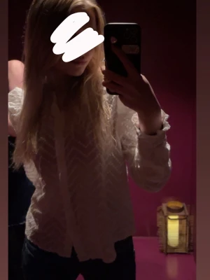 Blus - Jätte fin vit blus med prickar / mönster