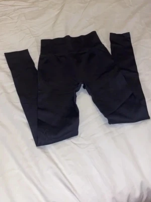Gråa ribbade leggings - Säljer ett par gråa leggings med ribbad struktur och hög midja. Bra skick. Storlek xs