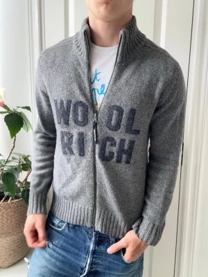 Woolrich full zip  - Woolrich full zip, Inga defekter! Modellen i bilderna är 180 cm 75 kg och bär Storlek S , Kom med frågor! 🌟 (Kan gå ned i pris vid köp av paket 😉) 