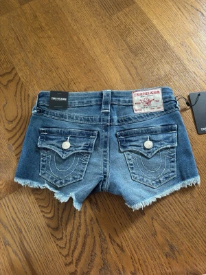 true religion shorts - skitsnygga blåa shorts från true religion, ny med taggar. storlek w23 i modell joey low rise. jävligt fina 🩷nypris 1099kr