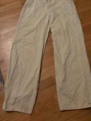 Beiga raka jeans från Gina perfect jeans - Säljer ett par beiga jeans från Gina perfect jeans med rak passform och klassisk femficksdesign. Jeansen  är tillverkade i ett mjukt bomullsmaterial. Perfekta för en avslappnad och trendig look.