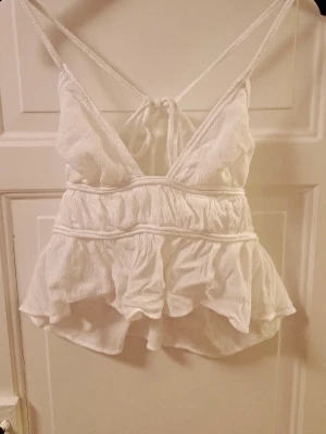 linnetopp med volanger från Zara💕 - supersöt vit linnetopp med volanger och axelband som knyts i ryggen (delvis öppen i ryggen) endast använd ett par gånger💕💋