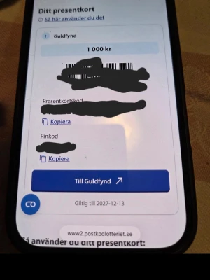 Presentkort GuldFynd 1000 kr digitalt - Digitalt presentkort till GuldFynd på 1000 kr. Kortet är elektroniskt och kan användas online eller i butik. Giltigt till 2027-12-13. Perfekt för att köpa smycken, klockor eller accessoarer. All info skickas digitalt.