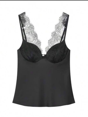 Svart spets topp - Svart spets topp, jätte fin men passade inte på mig. Använd en gång 