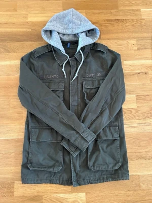 Olivgrön militär overshirt jacka  - Säljer en riktigt snygg Overshirt jacka som är i väldigt bra skick! Perfekt nu till våren. Hör av er vid frågor 