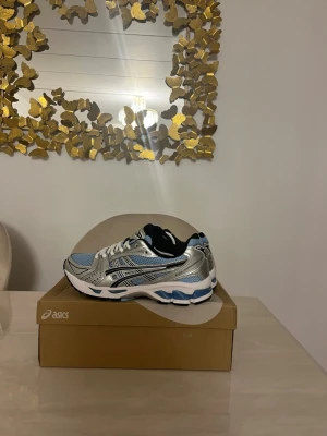 Gel-kayano 14 - Säljer ett par Gel-kayano 14 i färgen artic sky/pure silver som är i storlek 42.