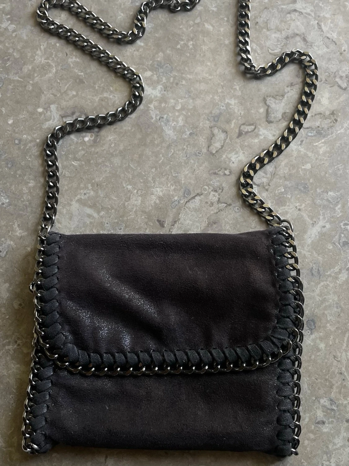 Svart axelväska med kedjerem