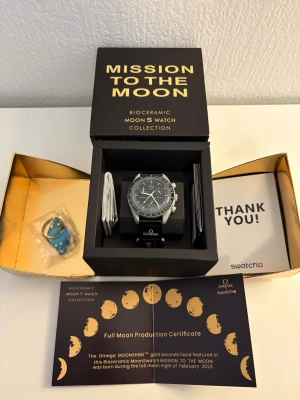 Omega x Swatch (gold) - Mission to the Moon (gold) För dig som vet vad du bär. En klocka som kombinerar ikonisk design med modern hype💫
