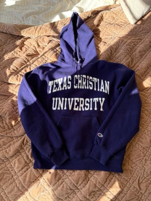 Vintage Texas Christian University hoodie - Vintage Texas Christian University hoodie från champion, lila i färgen. 