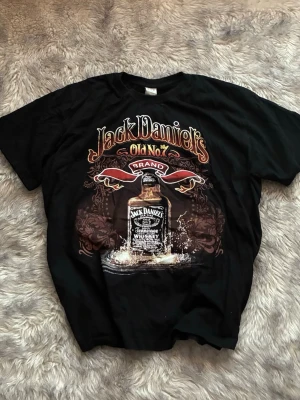 Jack Daniel's t-shirt - Cool svart t-shirt med stort Jack Daniel's Old No. 7-tryck på framsidan. 🖤