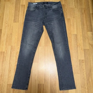 Säljer ett par Jack & Jones Slim Glenn jeans Grey – Size W32 L32 - Jeansen är använda en gång. I mycket bra skick utan synligt slitage.  Slim fit-modell (Glenn) med stretch som ger en snygg passform och hög komfort. Passar perfekt till både vardag och mer uppklädda tillfällen.  Size: W32 L32 🏷️ Rabatt vid köp av flera plagg!