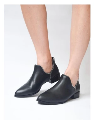 Svarta stövletter från Senso - Säljer ett par svarta stövletter från Senso i skinn med låg klack och spetsig tå. Snygg detalj med silverfärgad dragkedje-kant runt öppningen. Perfekta för dig som vill ha en edgy men stilren look.