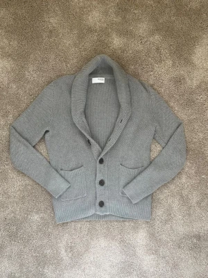 Tjock kofta/cardigan från Selected /Homme - En riktigt snygg kofta i skickade material. Koftan har inte några defekter och är i fint skick.
