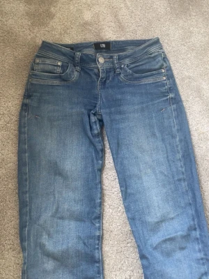 LTB valerie lowwaist bootcut - Blå lågmidjade bootcut jeans ifrån ltb, storlek waist 26 & length 32, väldigt stretchiga i midjan. Kom privat för mått eller fler bilder!🥰