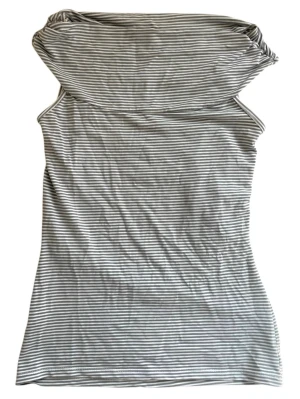 Off-shoulder topp från Fashion House  - Stretchig vit & grå randig off shoulder topp med rynkad midja 🤍* väldigt svag fläck, se sista bilden! Byst: 39 cm. Längd: 62.5 cm. Uppskattad till strl M. Jag brukar ha strl XS i toppar för referens!