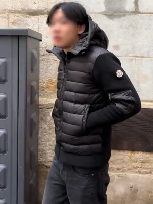 Moncler Cardigan - Säljer en svart cardigan från Moncler med quiltad front, stickade ärmar och rygg samt en stor huva. Jackan har dragkedja, sidofickor och Moncler-logga på ärmen. Perfekt för vardagen.