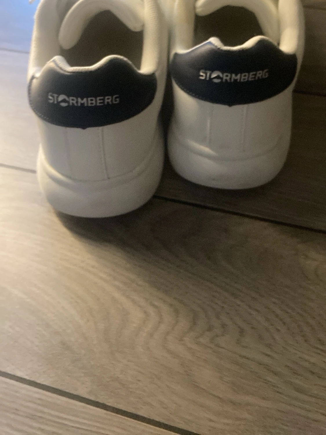 Vita sneakers med marin blå detalj - 2