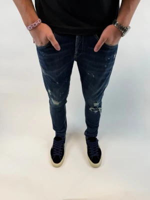 Dondup Jeans George  - Dondup Jeans George! Trendigaste jeansen på marknaden.  Ny pris= 4000 kr Säljs för= 1099 kr  (Modellen har original slitningar från fabrik vilket är väldigt eftertraktat och populärt)