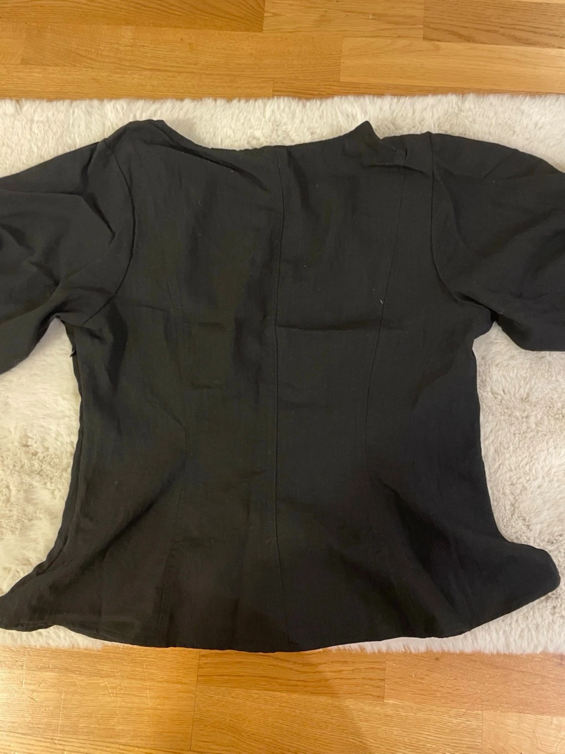 Svart blus med puffärmar - 3