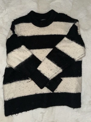 Stickad tröja  - Säljer min gosiga tröja från Gina Tricot 