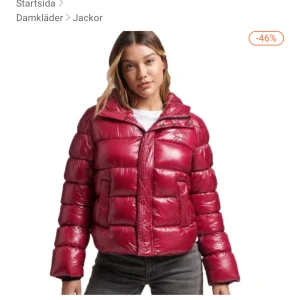 Röd jacka från superdry - Intressekoll på min jacka från superdry, helt slutsåld på hemsidan & går ej att köpa mer!  Storlek 42 mem skulle säga att den är liten i storlekn. Skriv om egna bilder önskas❤️🥰