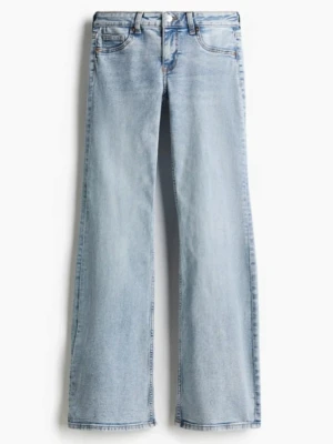 Ljusblå lågmidjade jeans🩵 - Säljer ett par ljusblåa jeans från H&M. De är lågmidjade och kommer inte till användning.💕 På ena sidan av benet längs ner på jeansen så har det blivit lite slitet men knappast!🥰