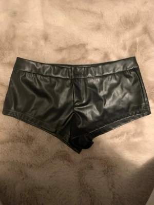 Svarta fest shorts - Snygga svarta shorts perfekt till festligheter. Inga synliga fel med shortsen men vet däremot inte märket då lappen är bortklippt. De är rätt så korta och passar xs.