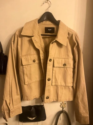 Beige overshirt från Bershka - Stilren vårjacka som passar till allt 