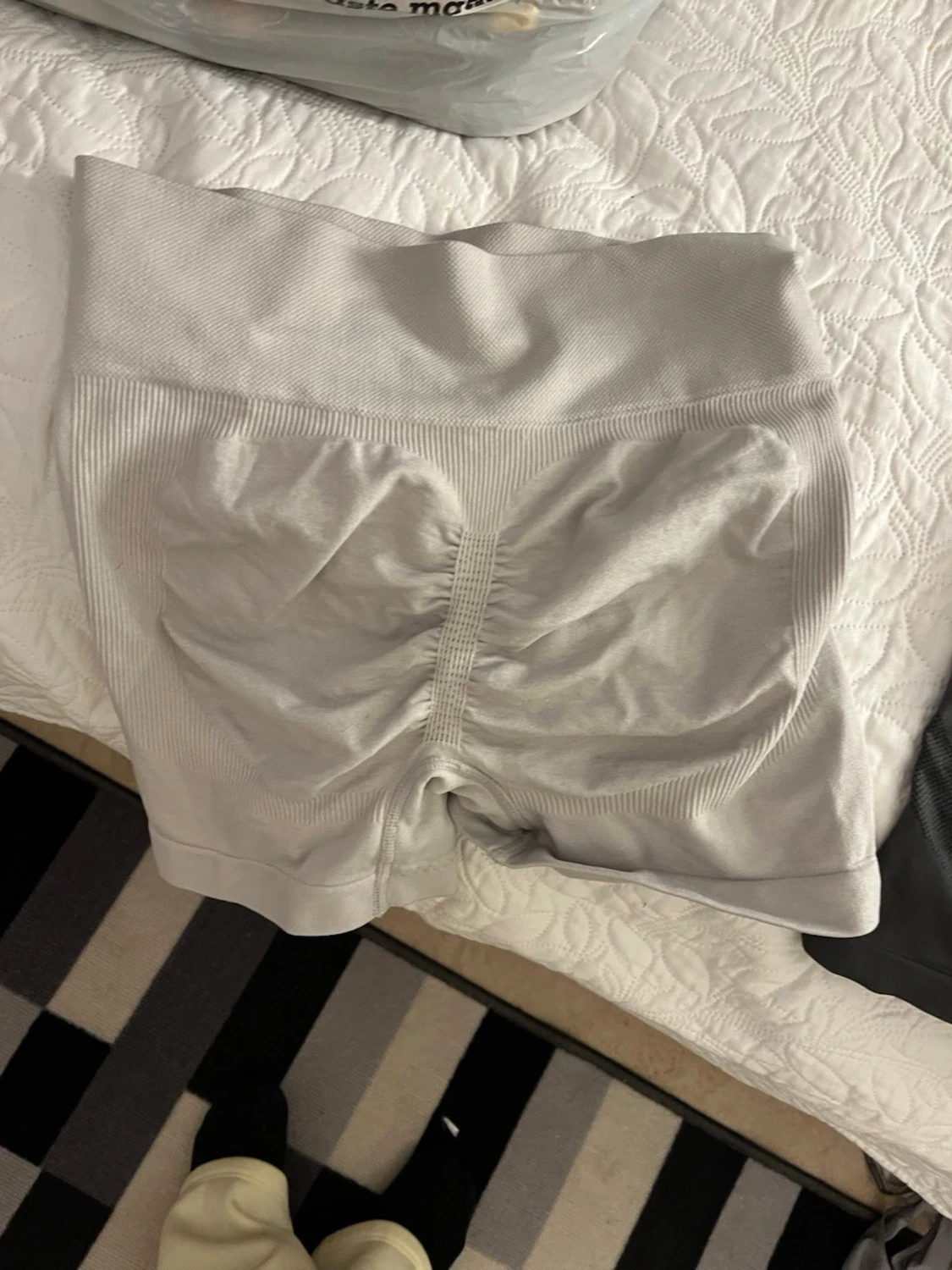 Ljusgrå seamless shorts med scrunch