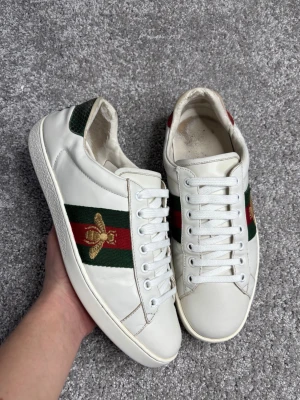 Gucci Ace ”bee” - Gucci Ace ”bee”| Storlek: 41 1/2 passar 42| Skick: 8,5/10 lite slitna inuti vilket inte syns vid användning!| Pris: 1799kr| Priset går alltid att diskutera😊