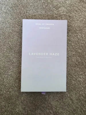 Lavendelfärgat mobilskal iDeal of Sweden - Snyggt mobilskal från iDeal of Sweden x Montazami i färgen Lavender Haze. Skalets design är stilren och har en mjuk lavendellila ton. Passar iPhone 11 Pro/XS/X. Perfekt för dig som vill ha ett trendigt och skyddande skal med exklusiv känsla.Ej använt