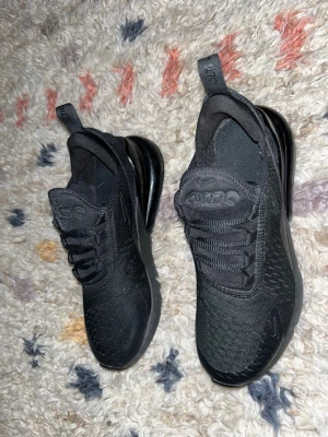 Nike skor - Använda 2-4 gånger passar 38 och 38,5