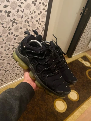 Nike air maxs plus - Hej säljer ett par Nike air maxs plus som är bra skick har hål i bubblorna inte alla hål.